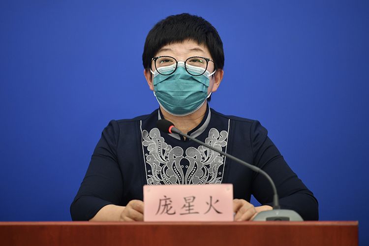 北京市疾病预防限制中央副主任庞星火回应记者挑问。