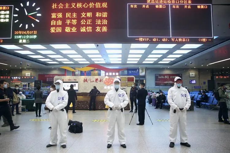 ▲4月7日晚，武昌火车站，民警在站内执勤。