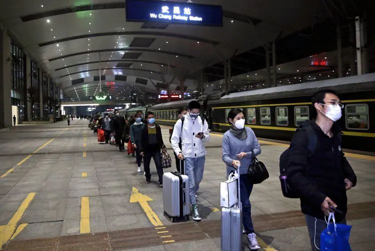 ▲4月8日零时许，武昌火车站，旅客到达站台。