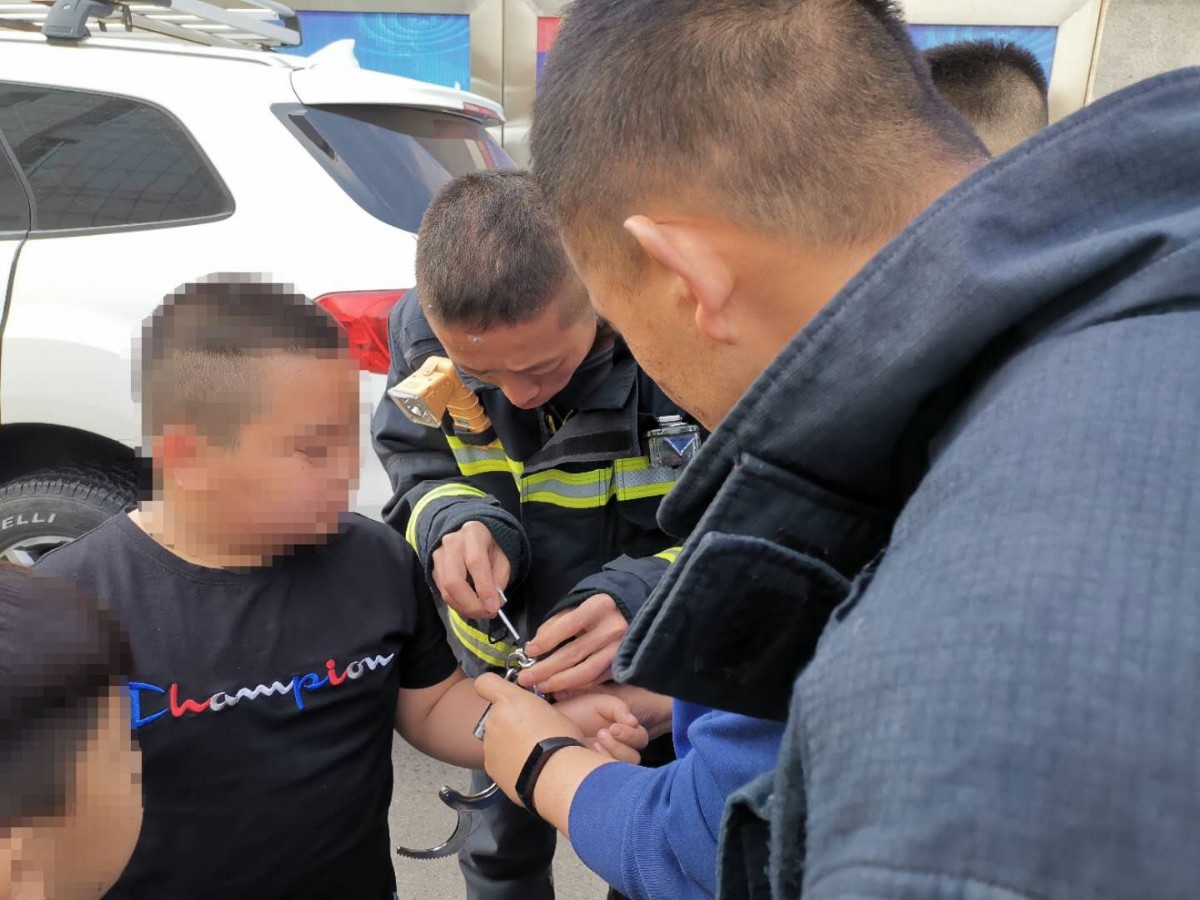 "孩子被手铐拷住,父子俩赴消防站求助