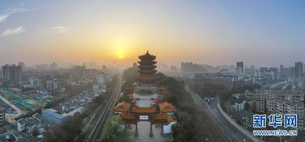 武汉日出。这是3月14日拍摄的武汉黄鹤楼（无人机照片）。 3月14日，武汉迎来晴好天气。 新华社记者 才扬 摄