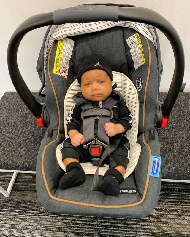 字母哥儿子出生在今年的2月10日,那时候nba还没有停摆,为了迎接儿子的