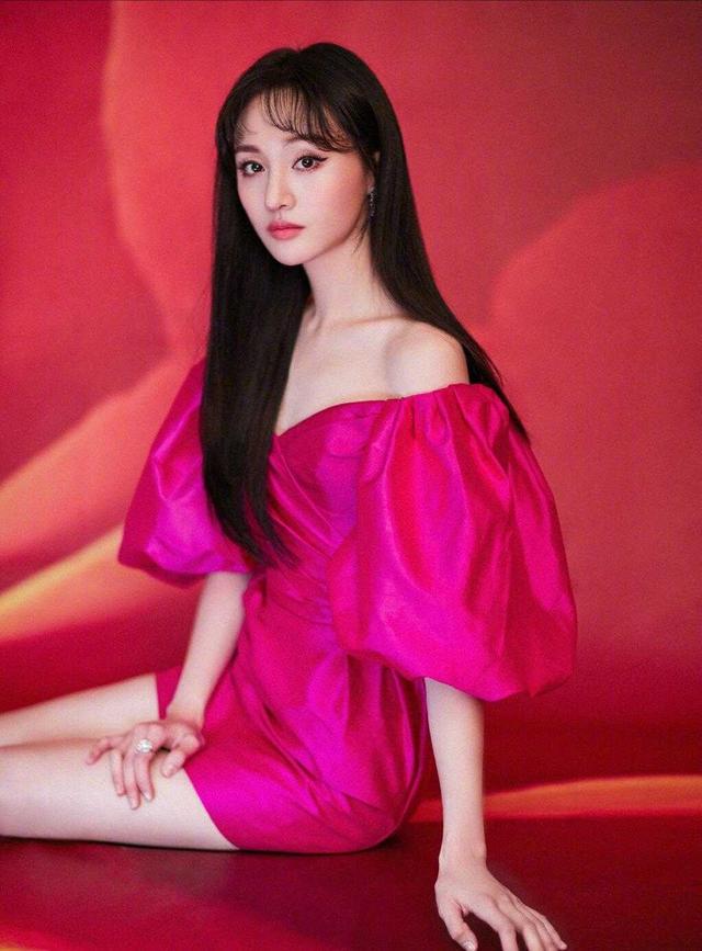 郑爽是仙女吗一袭渐变色亮片连衣裙就这么美长卷发更是美炸了