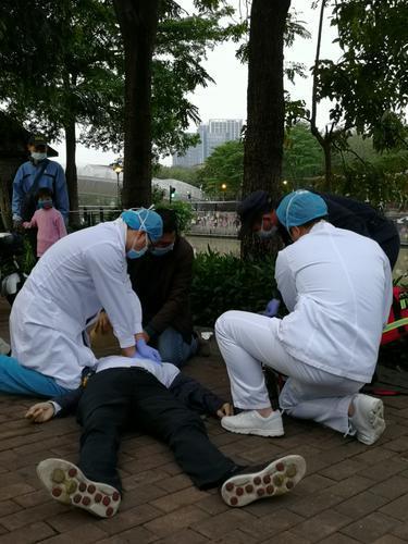 南海人民医院120急救人员协助蔡阳林抢救病人(图片由网友拍摄)