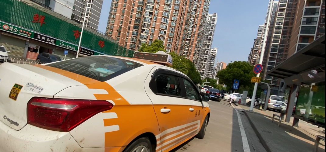 武汉街头行驶的出租车。视频截图