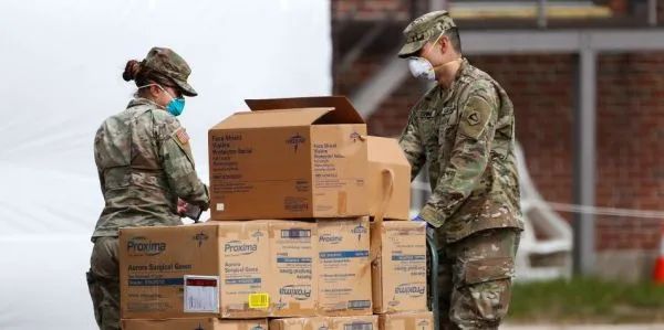 ▲资料图片：佩戴口罩的美军士兵正在运送防疫物资。（美国防部官网）