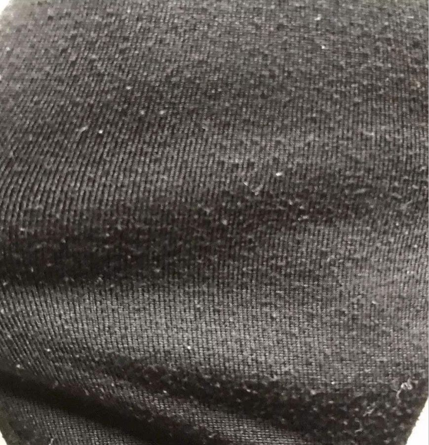 球穿着褪色的衣服不光丑还会降低自己的品味跟别的衣服一起洗的话甚至