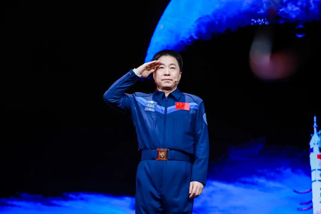 航天英雄杨利伟为了人类的和平与进步中国人来到太空了