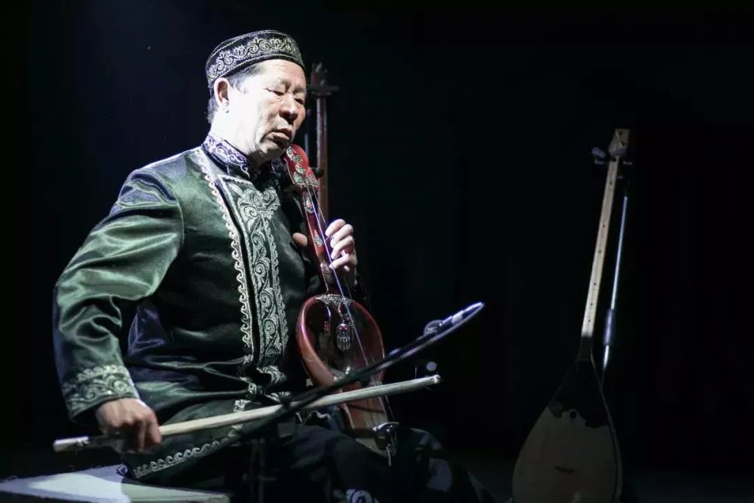 演奏库布孜的沙依拉西(摄影:yuefei)沙依拉西·加尔木哈买提 (sayrax