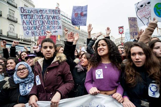 3月8日, 530万人浩浩荡荡地参加了女权主义罢工游行.