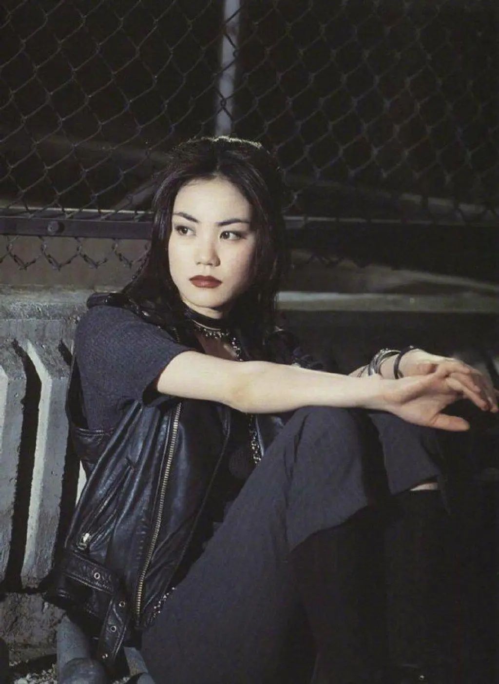 年轻时的王菲可真美红色波点衬衫配皮短裤穿搭时髦大长腿吸睛