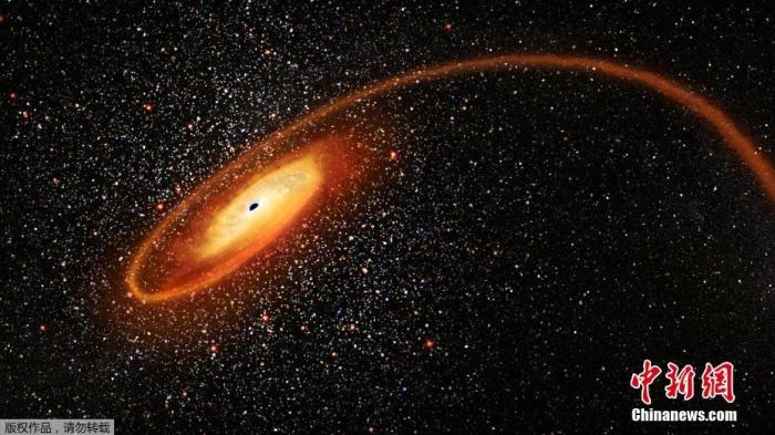 资料图：当地时间4月2日，由NASA提供的图片显示了一颗恒星被一个有数万个太阳质量的黑洞撕碎的现场模拟图片，画面壮观瑰丽。