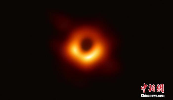 资料图：2019年，全世界200多位科学家合作完成的一项重大天文学成果——人类首张黑洞照片，北京时间4月10日晚在全球多地同步发布。事件视界望远镜(EHT)宣布，已成功获得超大黑洞的第一个直接视觉证据，该黑洞图像揭示了室女座星系团中超大质量星系M87中心的黑洞，它距离地球5500万光年，质量为太阳的65亿倍。事件视界望远镜合作组织供图
