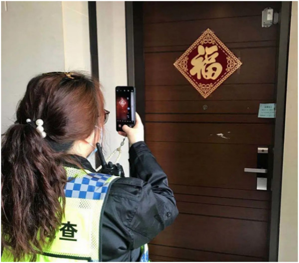 图说:网格化综合管理中心为重点隔离户安装智能门磁系统网格员们在