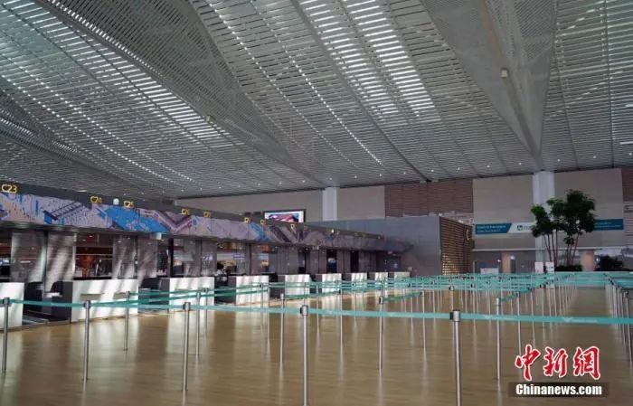 资料图：3月20日，韩国仁川国际机场，入境人员大幅减少，诸多柜台已关闭。中新社记者 曾鼐 摄