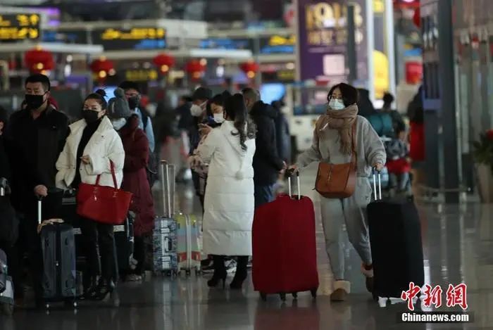 资料图：1月30日，在沈阳桃仙国际机场T3航站楼，旅客戴口罩出行。中新社记者 于海洋 摄 图文不相关
