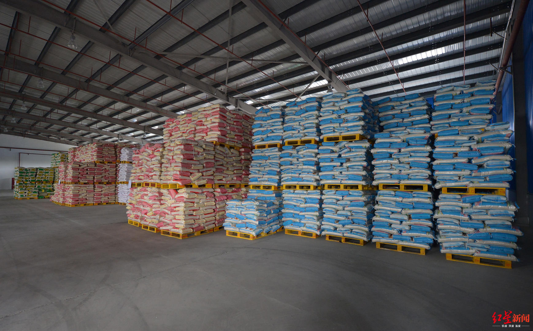 米面油够吃吗?爬上30级台阶的成都粮仓,我们找到了"安全感"