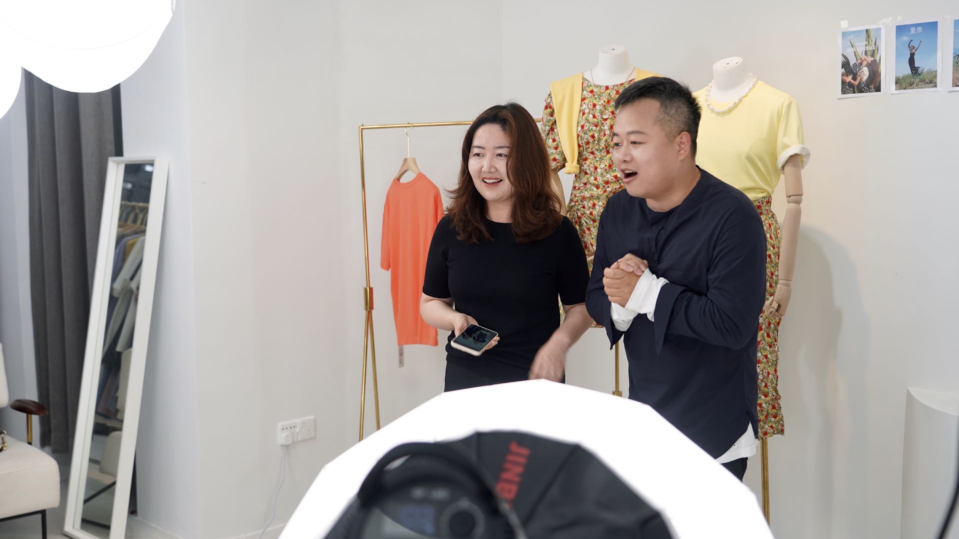 应梅珑正在做直播.图片来源:受访者供图