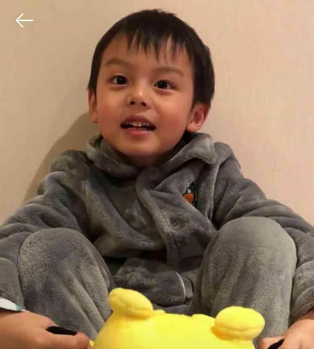 著名主持人李好在家开麦,复式别墅成豪华ktv,5岁儿子英语张口来