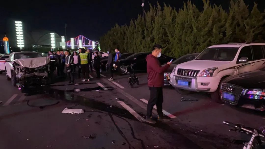昨晚，大连星海广场发生严重车祸！