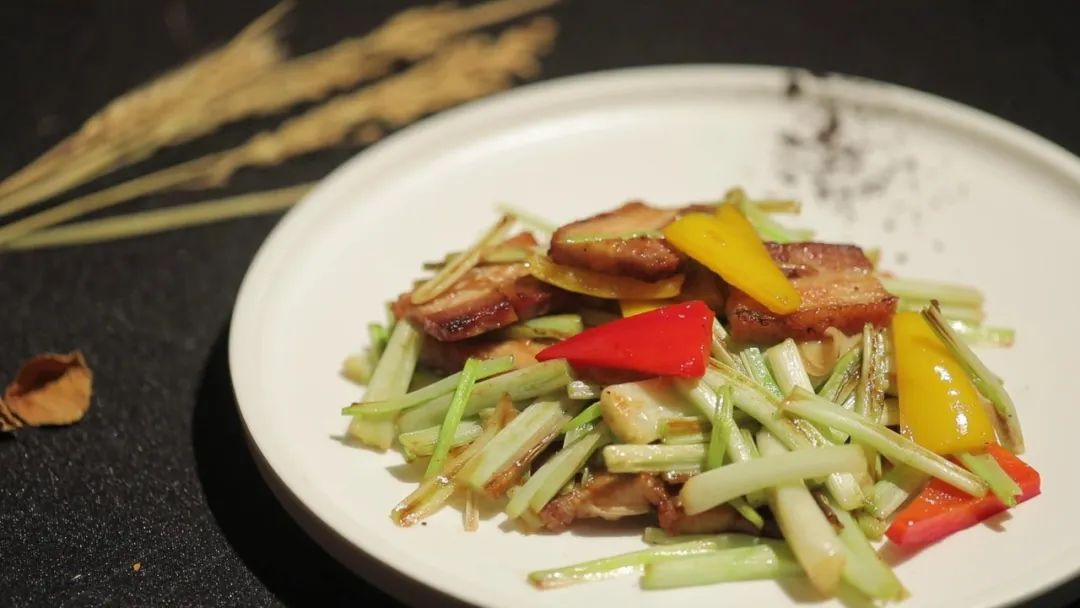 4月吃荞菜,错过恨一年!【春荞炒烧腩肉】