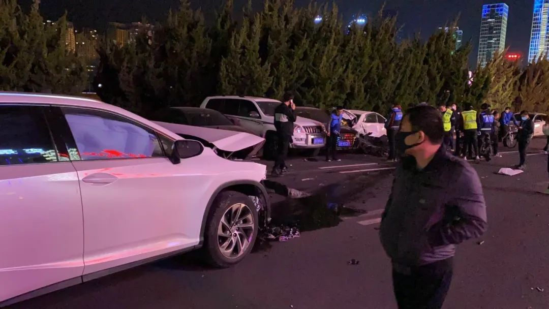 昨晚，大连星海广场发生严重车祸！
