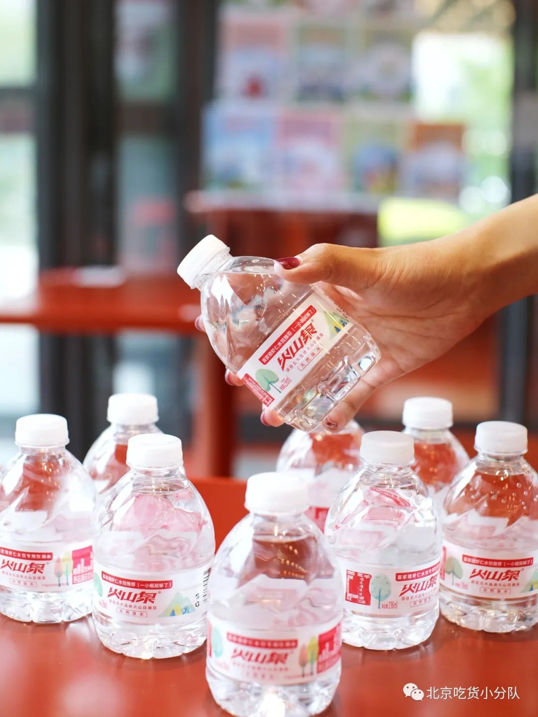 最近去吃,还可以每人免费获得一瓶圆墩墩的可爱火山泉矿泉水,独家