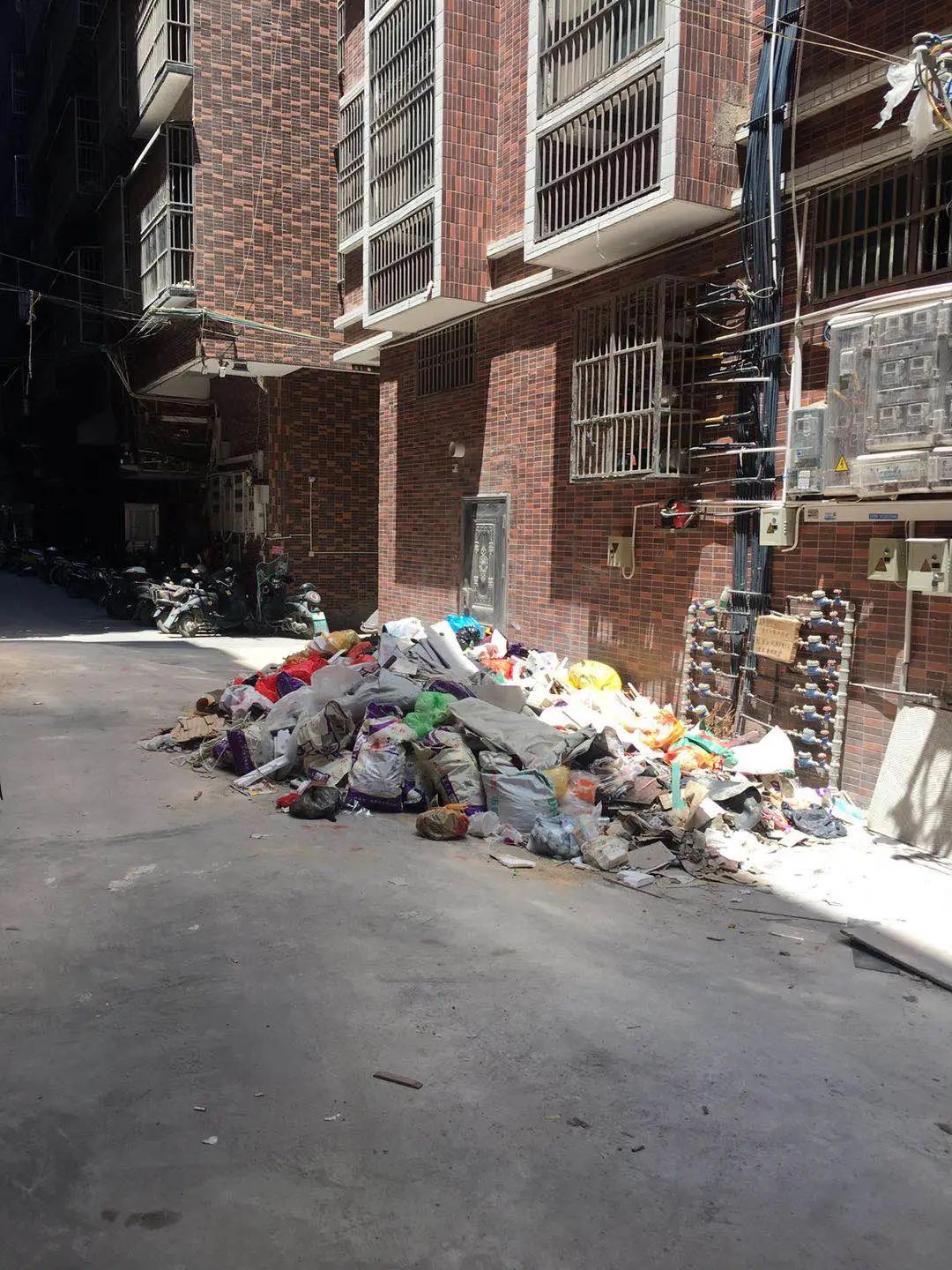 池尾街道山湖村山湖路与贵湖路交界处▼   从以上图片可见,这些垃 