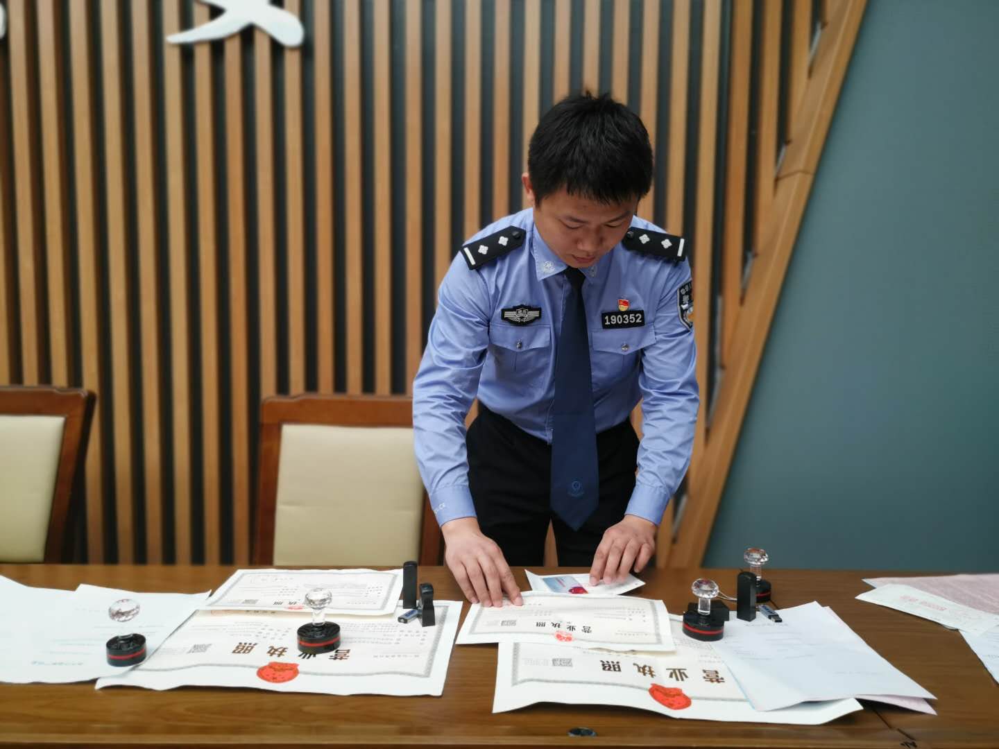 民警整理对公账户涉案证据  澎湃新闻记者谭君 图 