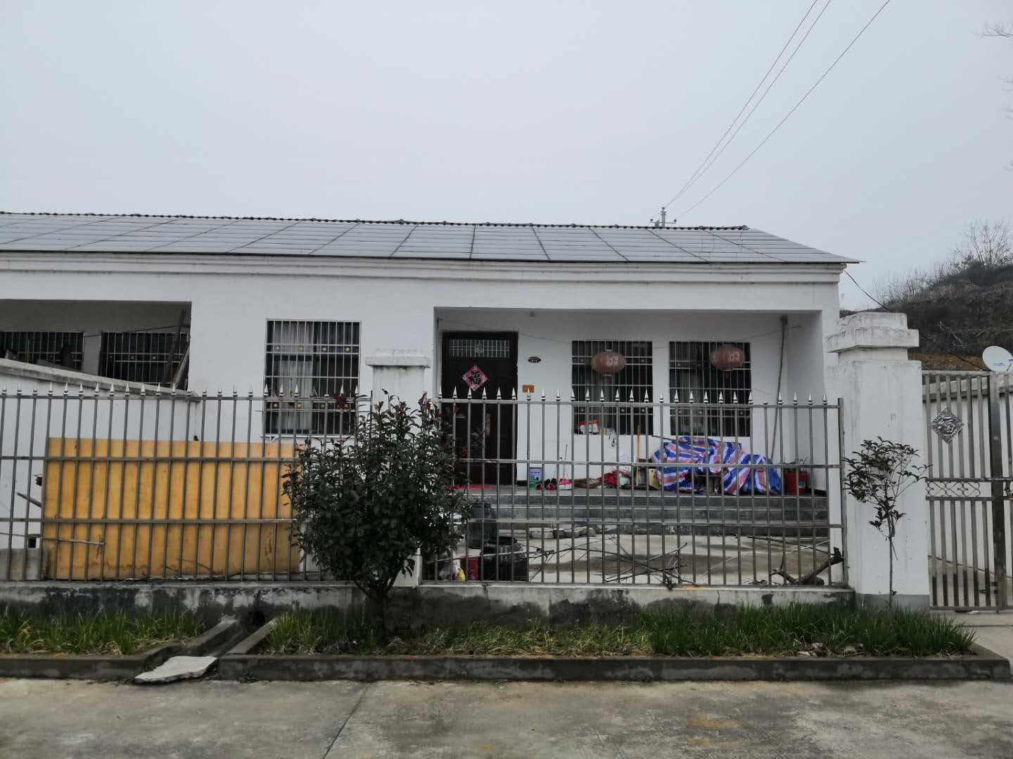 罗自金跟小儿子一起生活,住在黄涂湾村的移往小区。