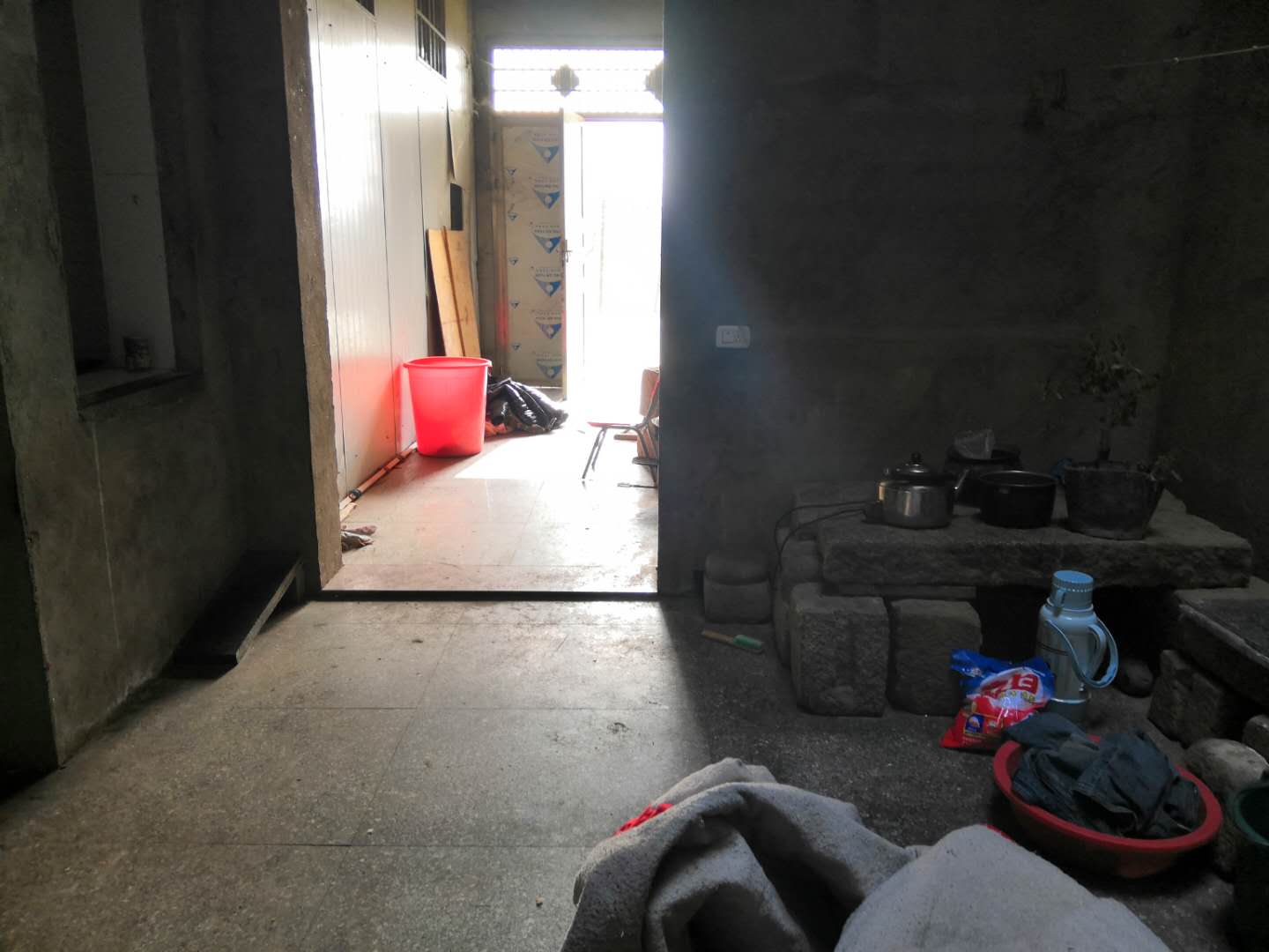 刘坤住在小镇姐姐的房子里,厨房由几块石头构成。