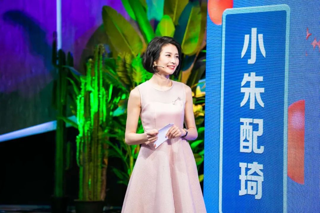 深圳卫视主持人王浏芳和首席评论员余治国领衔主持,从新闻人的角度