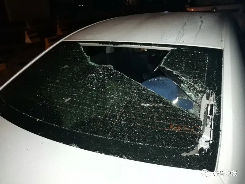 深夜, 济南一小区18辆车被砸! 车窗,挡风玻璃被砸出大窟窿.