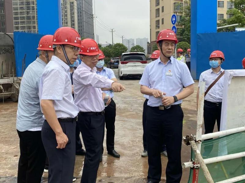 陈胜光先后来到在建项目施工现场和营销中心,对基坑支