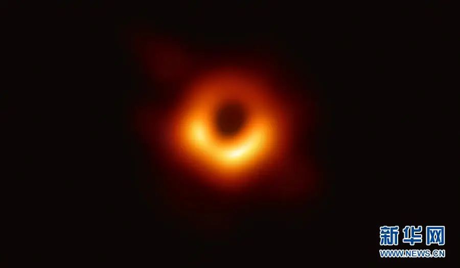  ▲资料图片：这是人类史上首张黑洞照片。北京时间2019年4月10日晚9时许，包括中国在内，全球多地天文学家同步公布首张黑洞真容。新华社发（事件视界望远镜项目组 供图）