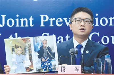 针对武汉两名感染“新冠”医生肤色变黑的情况，中日友好医院外科重症医学科副主任段军表示，系色素沉着，会消退。本版摄影/新京报记者 吴宁