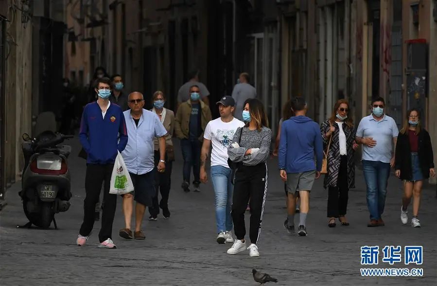 ▲5月8日，人们行走在意大利首都罗马街头。新华社发（阿尔贝托·林格利亚 摄）