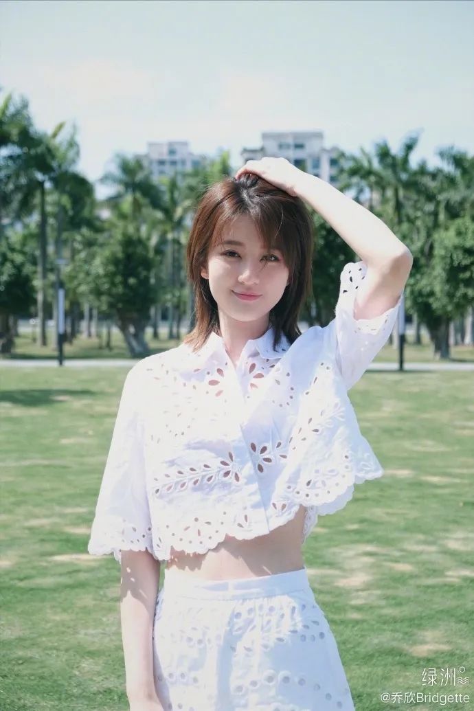 美女红星乔欣初夏清凉照!娇嫩雪肤俏脸靓丽大长腿诱人