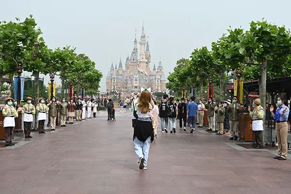 5月11日，上海迪士尼乐园，米奇大街工作人员列队欢迎游客。 本文图片均为澎湃新闻记者 朱伟辉 图