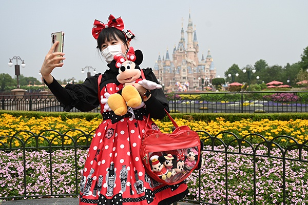 5月11日，上海迪士尼乐园，米粉姚女士在迪士尼城堡前自拍。