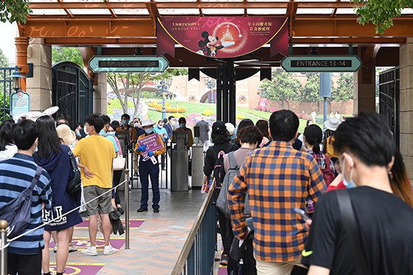 2020年5月11日，上海迪士尼，游客排队等候进入乐园。