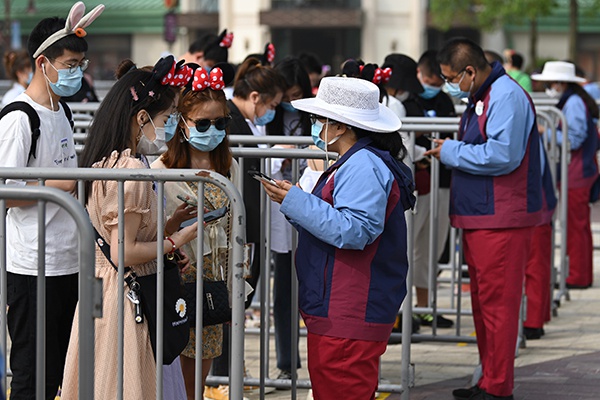 5月11日，上海迪士尼，游客进入乐园需要出示预约码。