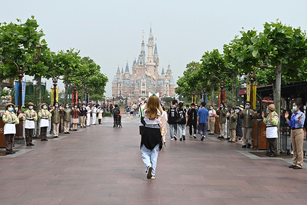 5月11日，上海迪士尼乐园，米奇大街工作人员列队欢迎游客。本文图片均为澎湃新闻记者 朱伟辉 图 