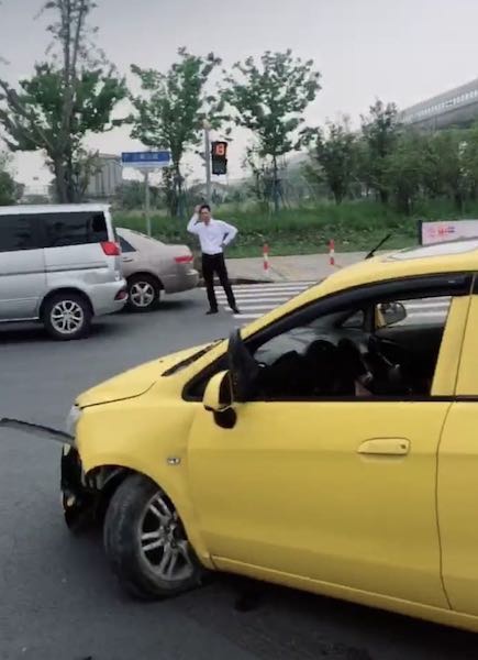 车子撞上隔离带 事后驾驶员竟在车内睡着了