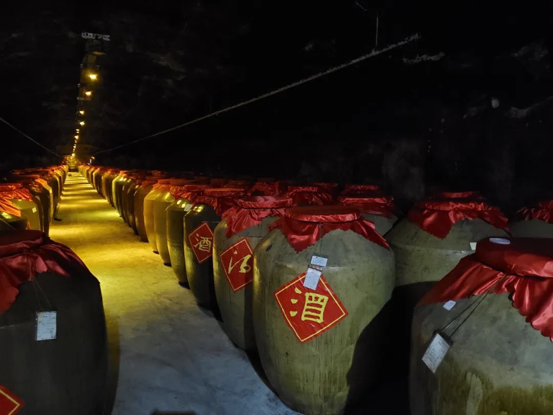 区内20余家媒体探访丹泉酒业,企业已全面复产