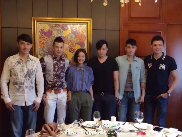 馨子的感情生活也很让人羡慕,有一个稳定交往的摄影师男友,很会给馨子