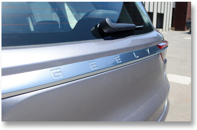 吉利新SUV实拍，空间真大，5座/7座可选，15万起售下月就能买