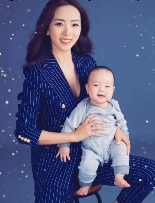 李思思一家颜值超高,母女二人似姐妹,爸爸也是大帅哥