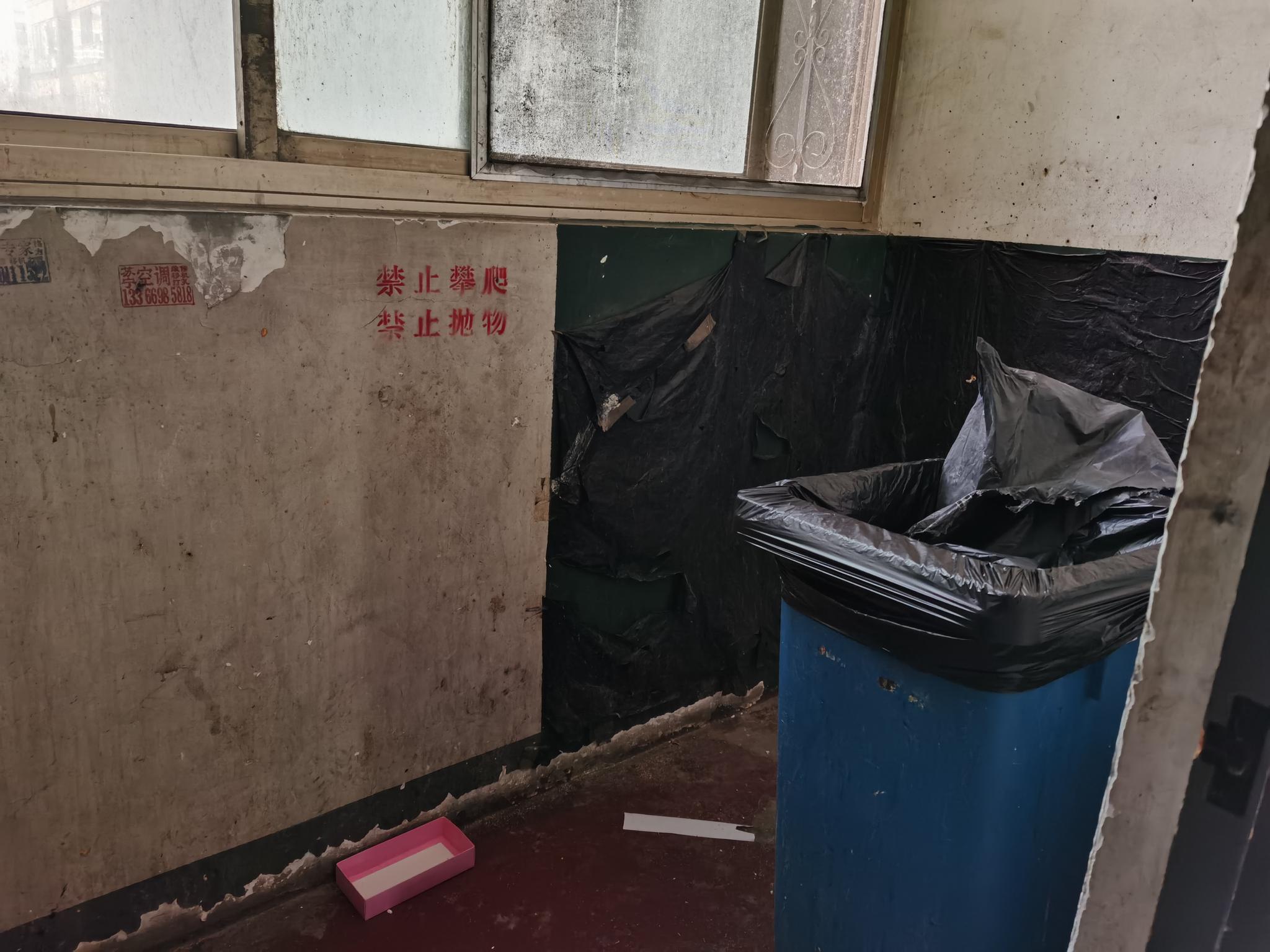 现在,京通苑幼区内的高层塔楼,每层都有一个垃圾间,居民就近投放垃圾。摄影/新京报记者 陈琳