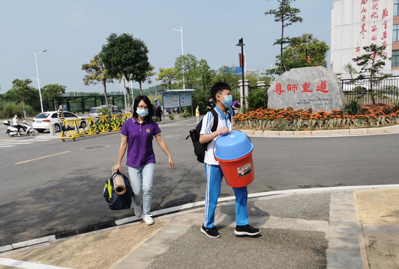 正文  石滩中学   今天一早   石滩中学的学生们带着行李   陆续回到